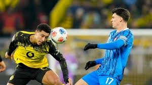 德布劳内想放铲断球， 结果被萨拉赫挑球过掉直奔替补席[2...6]