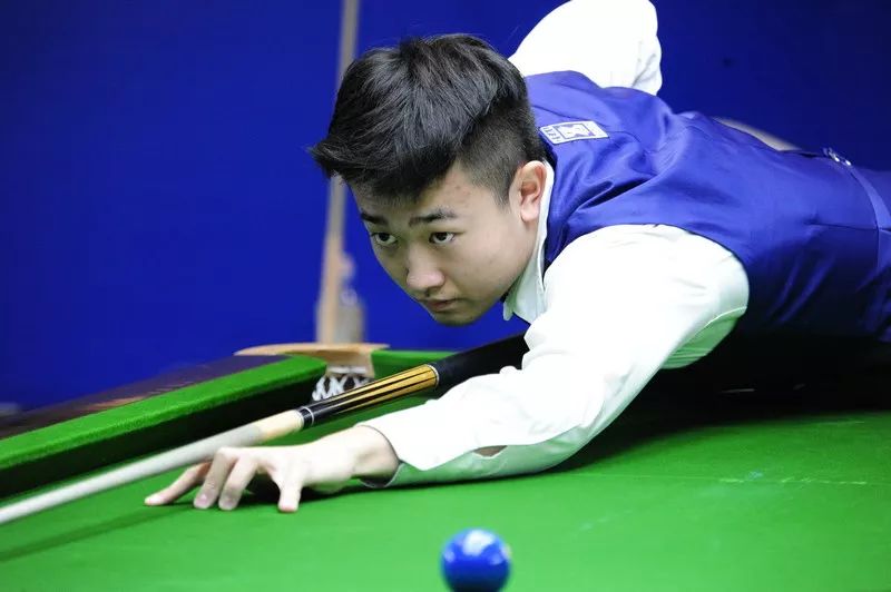 他与中场球 他与中场球